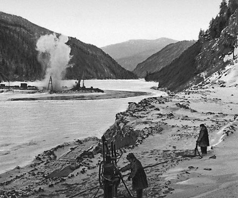 Створ будущей плотины Саянской ГЭС в долине Енисея (1969).