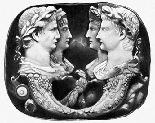 Камея с портретами Клавдия, Германика и их супруг. Оникс. Середина 1 в. н. э. Художественно-исторический музей. Вена.