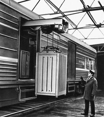 Рис. 4. Специализированный почтовый вагон для перевозки контейнеров (СССР).