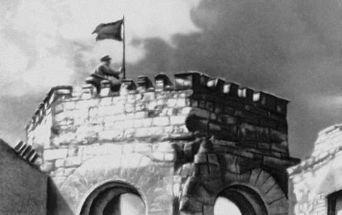 Водружение Красного знамени над зданием городского Совета. Кишинёв. 24 августа 1944.
