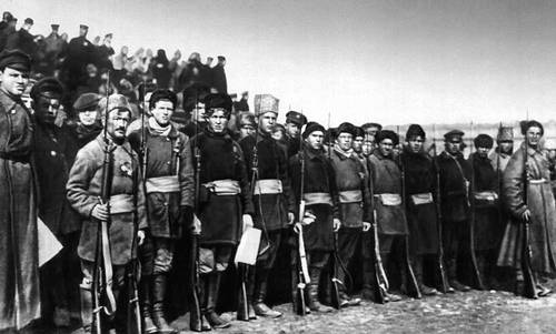 Полк крестьянской бедноты перед отправкой на Восточный фронт. 1919.