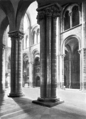 Церковь в Сантьяго-де-Компостела (Испания). Ок. 1080—1211. Интерьер.