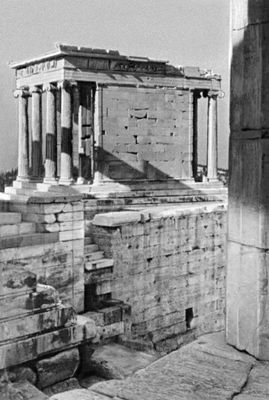Храм Нике Аптерос. 449 — ок. 420 до н. э. Архитектор Калликрат.