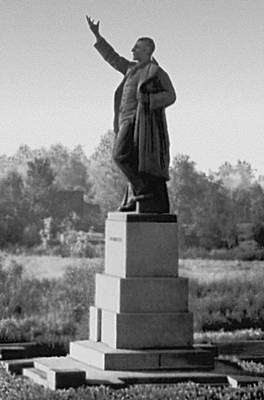Памятник В. Володарскому в Ленинграде (совместно с Л. В. Блезе-Манизер, арх. В. А. Витман). Бронза, гранит. Открыт в 1925.