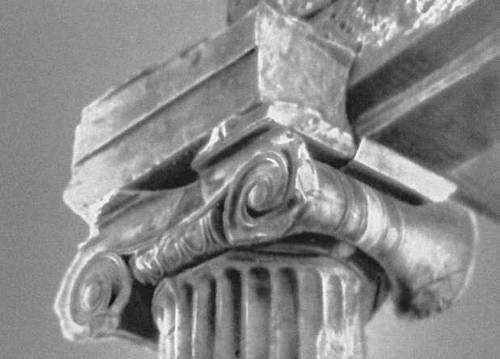 Пропилеи на афинском Акрополе (437—432 до н. э., архитектор Мнесикл): ионическая капитель внутреннего портика.