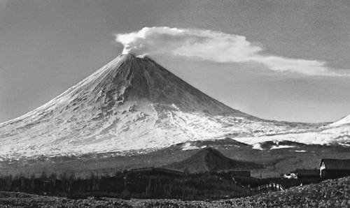Вулканы. Конусообразная форма (вулкан Ключевская Сопка, Камчатка).