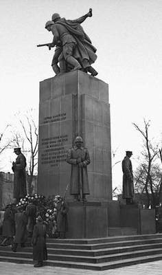 Памятник польско-советского Братства по оружию (выполнен по проекту советских и польских скульпторов, открыт в Варшаве 18 ноября 1945).