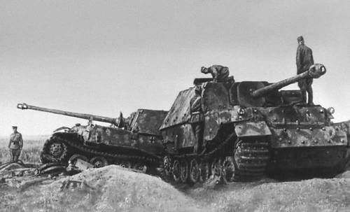 Подбитые немецкие штурмовые орудия «Фердинанд». Август 1943.