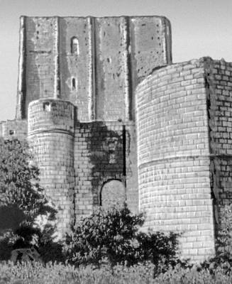 Донжон (на заднем плане) замка в Лоше (Франция; конец 11 в.).