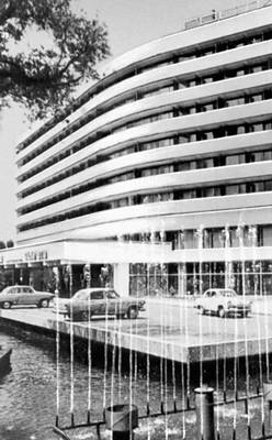 Архитекторы И. А. Картаси, В. Г. Чиркин, инженер Л. М. Ширшова и др. Гостиница «Алма-Ата» в Алма-Ате. 1967.