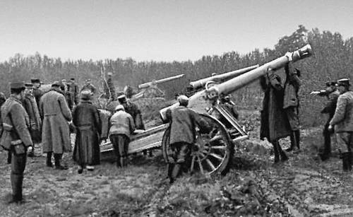 Установка французского 120-мм орудия под Верденом. 1916.