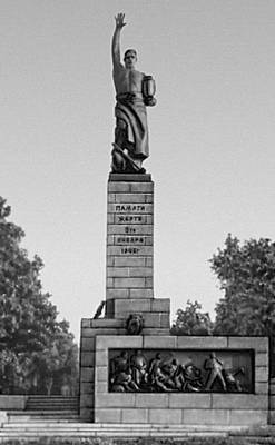 Памятник «Жертвам 9 января 1905 года» в Ленинграде (арх. В. А. Витман). Бронза, гранит. Открыт в 1931.