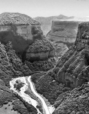 Ущелье Баксана прорезает горные гряды типа куэст на северном склоне Большого Кавказа.