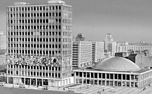 Берлин (ГДР). Площадь Александерплац. Дом учителя и зал Конгрессхалле. 1964. Архитектор Г. Хензельман.