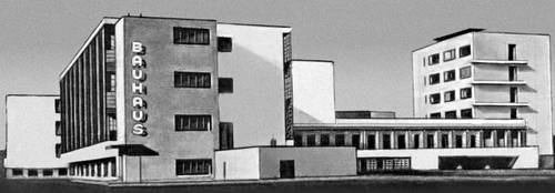 Здание «Баухауза» в Дессау. 1926. Архитектор В. Гропиус.