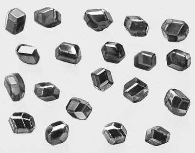 Рис. 2а. Синтетические кристаллы феррогранатов.