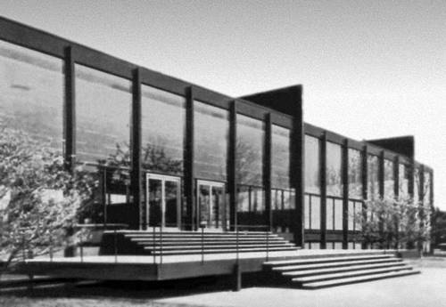 Краун-холл (учебный корпус Иллинойсского технологического института) в Чикаго. 1955.