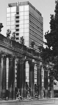 Потсдам. Отель «Потсдам» (1968, арх. З. Вебер) и колоннада Городского дворца (1745—51, арх. Г. В. Кнобельсдорф).
