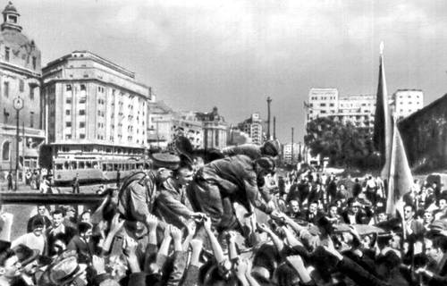Трудящиеся Бухареста приветствуют бойцов Советской Армии. Август 1944.