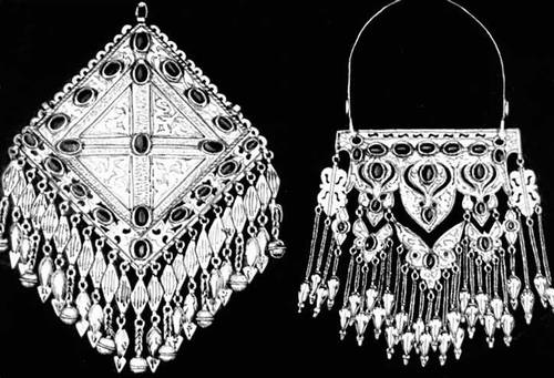 Туркменские народные ювелирные изделия. Нагрудные украшения для женского костюма. Серебро, цветное стекло. Гравировка. Конец 19 — начало 20 вв.