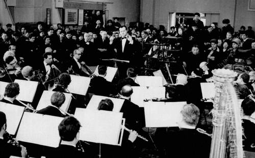 Концерт Государственного симфонического оркестра СССР под руководством Е. Ф. Светланова в локомотивном депо Москва-Сортировочная.