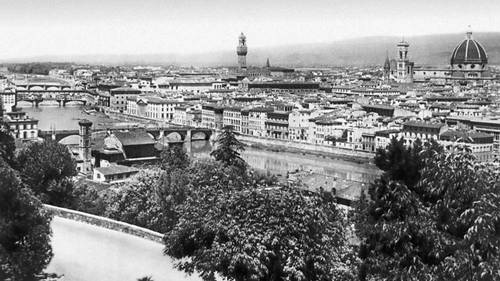 Флоренция. Вид части города. На переднем плане — р. Арно.