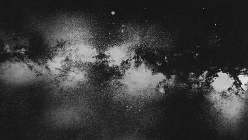Часть Млечного Пути в созвездиях Орла и Лебедя. Видны тёмные и светлые участки («туманности» и «облака»).