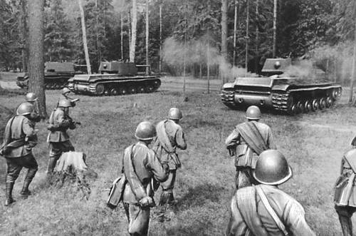 Советская пехота наступает за танками. Западный фронт. 1941.