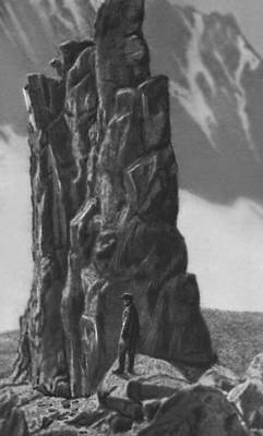 Выветривание. Пегматитовая жила, обнаженная вследствие выветривания облегавших ее сланцев (Туркестанский хребет).