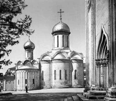 Троице-Сергиева лавра. Троицкий собор (в центре; 1422—23) с Никоновским приделом (слева; 1548); справа — портал Духовской церкви (1476).