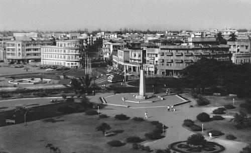 Монумент Независимости на площади Мнази Ммоджа.