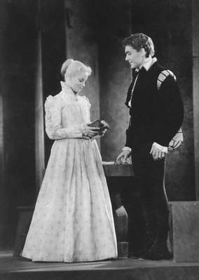 М. Юр и П. Скофилд в сцене из спектакля «Гамлет» У. Шекспира. Театр «Феникс». 1956.