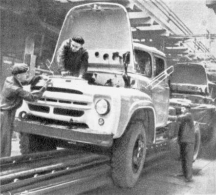 Сборка автомобилей ЗИЛ-130 на Московском автозаводе им. Лихачева.