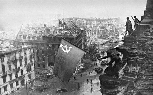 Советские воины водружают Знамя Победы над германским рейхстагом в Берлине.