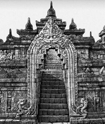 Портал храма Боробудур с мифологической фигурой «кала-макара». Индонезия. Около 800.