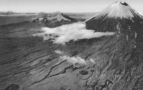 Вулканы. Побочные кратеры вулкана Ключевская Сопка.