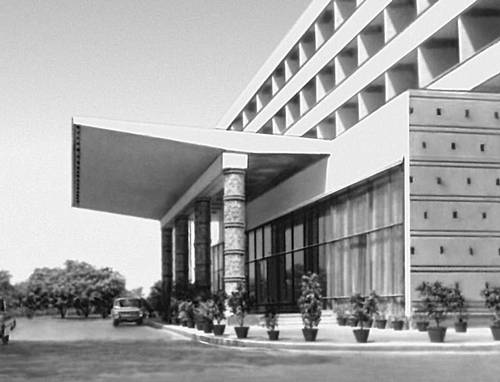 Рангун. Гостиница «Инья-Лейк». 1958—61. Советские архитекторы В. С. Андреев и К. Д. Кислова.