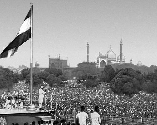 Празднование 13-й годовщины независимости. Премьер-министр Дж. Неру выступает на массовом митинге.