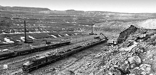 Добыча железной руды в карьере Южного горно-обогатительного комбината.