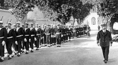 Вступление частей тунисской армии на территорию военно-морской базы в Бизерте после ухода оттуда 15 октября 1963 французских войск.