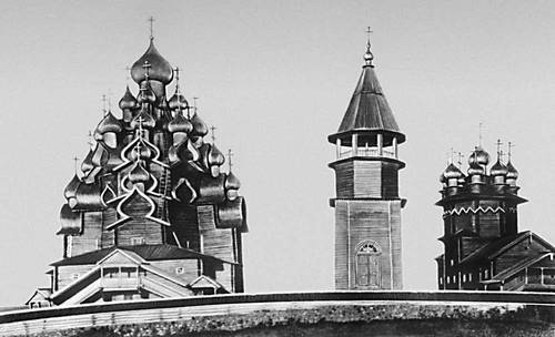 Кижи. Общий вид ансамбля. Слева направо: Преображенская церковь (1714), колокольня (1874), Покровская церковь (1764).