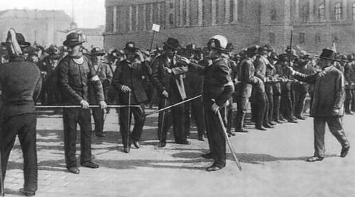 Демонстрация в Будапеште 23 мая 1912 («Кровавый четверг»).