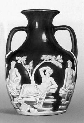 Так называемая Портландская ваза. Двухслойное стекло. Конец 1 в. до н. э. — начало 1 в. н. э. Британский музей. Лондон.