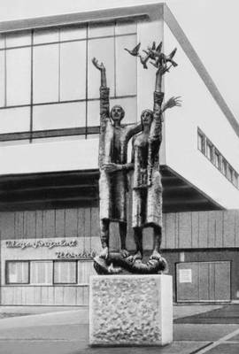 Й. Шомодьи. Монумент Освобождению в Шальготарьяне. Бронза. 1967.