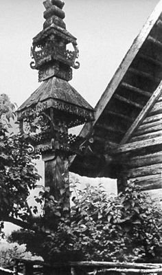 Мемориальный столб у жилого дома в деревне Толименай (Зарасайский район, Литва).