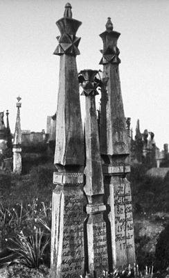 Надгробные столбы в Моноре (медье Пешт, Венгрия). 1894, 1904, 1913.