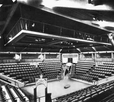 Театр «Арена-Cтейдж» в Вашингтоне. 1961. Архитекторы Г. Уиз. Зрительный зал и сцена.