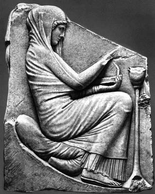 Древняя Греция. Скульптура ранней классики. «Женщина, приносящая жертву». Рельеф боковой стороны т. н. трона Лудовизи. Мрамор. 2-я четверть 5 в. до н. э.
