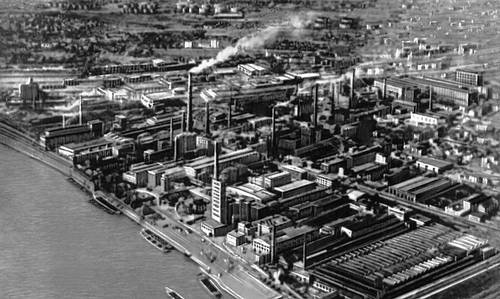 Дуйсбург — один из крупнейших промышленных центров Рура, порт на р. Рейн (ФРГ).