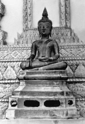 Статуя Будды в галерее вата Фра-Кео. Бронза.